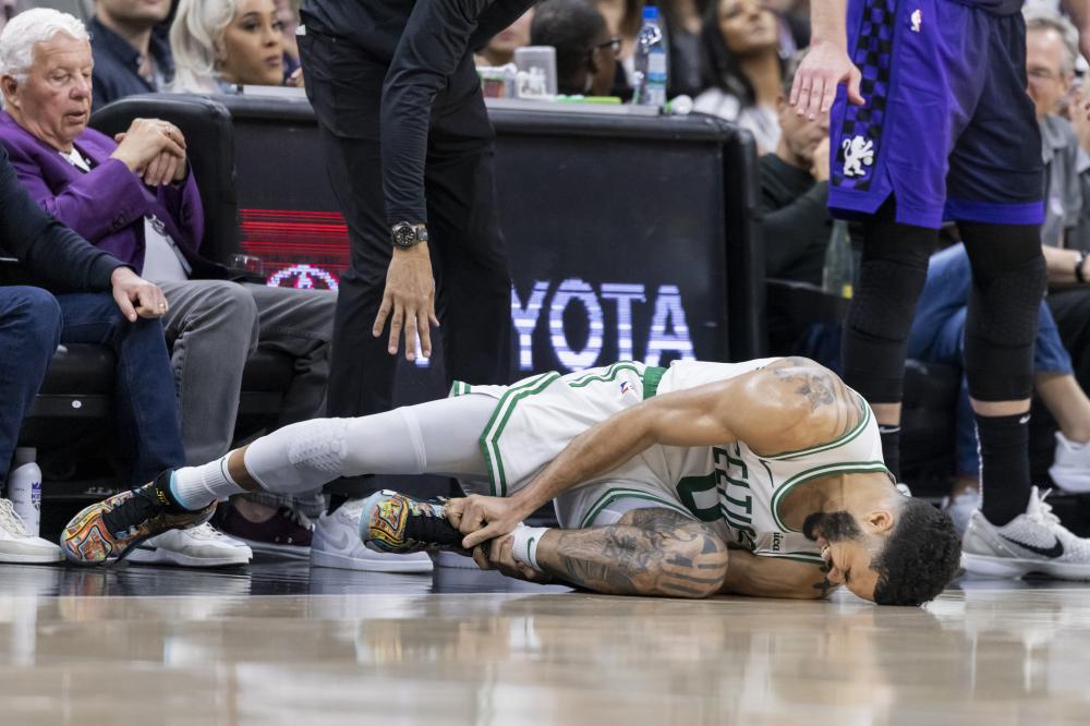 将足球轻推 将足球轻推